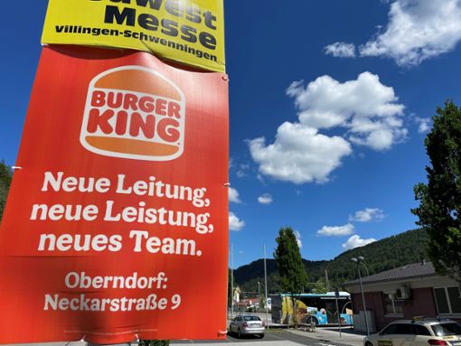 Öffnet etwa Burger King bald wieder seine Filiale in Oberndorf? Am Bahnhof machen Schilder auf Burger King aufmerksam. Foto: Constantin Blaß