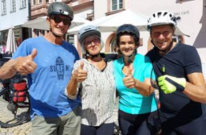 In Rottweil lässt sich gut mit dem Rad fahren, finden Gilbert (von links) und Hanni Mattes sowie Bernadette und Willi Nusser aus der Bodenseeregion. Foto: Günther