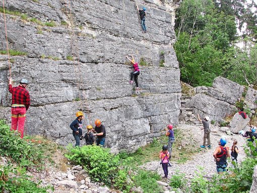 Am Boller Felsen dürfen die Sommerspaß-Kinder ihre ersten Kletterversuche machen. Zuvor gibt es eine Einführung von Gerhard Hauser. Foto: Reinauer