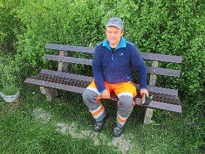 Fronmeister Uwe Hipp hält die rund 40 Sitzbänke auf Holzhauser Gemarkung in Schuss. Foto: Strobel Foto: Schwarzwälder-Bote