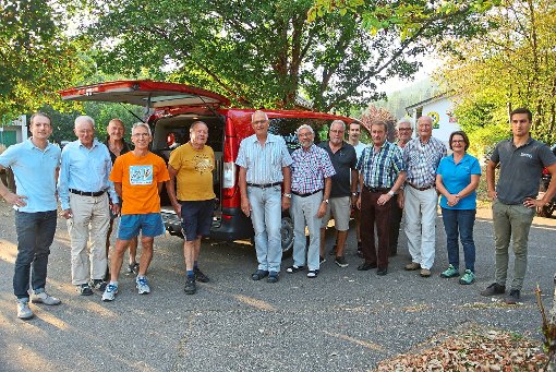 Die Wegepaten und Mitarbeiter der Baiersbronn Touristik freuen sich über das neue Fahrzeug. Bei der Vorstellung wurde ihnen die Inneneinrichtung erklärt. Foto: Braun Foto: Schwarzwälder-Bote