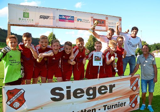 Der  SV Hausach jubelt in Hofstetten über den Turniersieg bei den E-Junioren. Fotos: Bauer Foto: Schwarzwälder-Bote