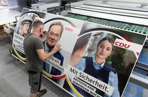 Die angebliche Polizistin, die auf dem CDU-Plakat in Uniform zu sehen ist, ist in Wirklichkeit ein CDU-Mitglied, das in die Polizistenrolle geschlüpft ist. Foto: dpa/Friso Gentsch