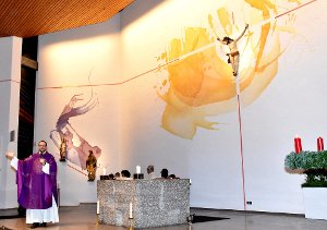 Pfarrer Christian Albrecht erläutert den Gottesdienstbesuchern die Neugestaltung. Foto: Siegmeier Foto: Schwarzwälder-Bote