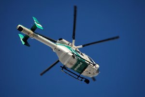 Mit einem Helikopter sucht die Polizei am Samstag nach einem Mann, der nach einem Unfall schwer verletzt das Weite gesucht hat. Foto: Leserfotograf gerografie (Symbolbild)