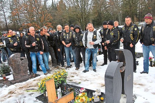 Ein Kranz aus gelben Sonnenblumen legten rund 100 Black Riders aus der ganzen Republik am Grab ihres ehemaligen Präsidenten Bernd Hacky Hartlieb ab. Foto: Heinig