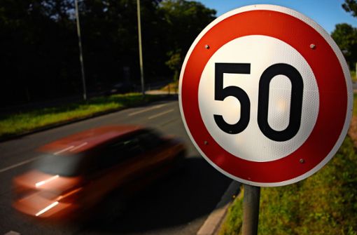 Wer schneller als mit Tempo 50 unterwegs ist, riskiert auf Teilen der B33 künftig  ein Bußgeld. Foto: Robert Michael/dpa-Zentralbild/d/Robert Michael