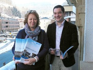 Bürgermeister Klaus Mack und Marina Lahmann, zuständig für das Stadtmarketing und die Öffentlichkeitsarbeit, stellten gestern den Bad Wildbad Report 2016 vor.  Foto: Ziegelbauer Foto: Schwarzwälder-Bote