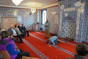 Wie läuft ein muslimisches Gebet in der Mosche ab, wie ist die Hechinger Moschee organisiert? Das waren Fragen, die unter anderem Baykan Akdogan am Tag der offenen Tür beantwortete.  Die Gemeindemitglieder waren an Grill und Backofen fleißig und bewirteten muslimische und einfach nur interessierte Besucher mit gleicher Begeisterung.  Foto: Stopper