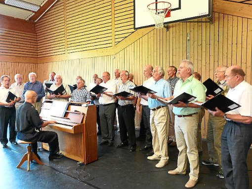 Die Chorgemeinschaft trat erstmals unter dem Dirigat ihres neuen Chorleiters Sergej Krämer auf. Fotos: Eitel Foto: Schwarzwälder-Bote