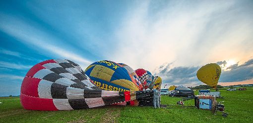 Der Horber Neckar-Balloncup ist in Vorbereitung. Von 14. bis 16. Juli werden wieder einige Ballons über Horb und Umgebung zu sehen sein. Das Foto zeigt eine Szene aus dem vergangenen Jahr. Auf einem Gelände bei Eutingen machten die Ballonfahrer bei kräftigem Wind ihre Geräte startklar. Foto: Bähr
