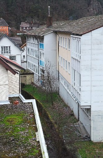 Rückseite der Lauterbacher Schule. hier kommt die neue Flutttreppe hin.  Foto: Borho Foto: Schwarzwälder-Bote