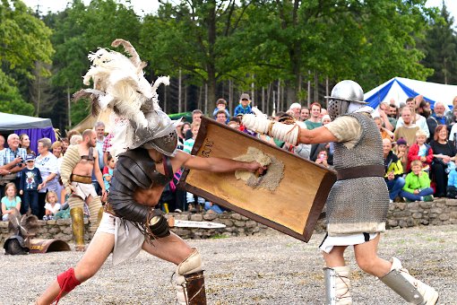 Kampf der Gladiatoren: Schaukämpfe sind eine Hauptattraktion beim Römerfest in Stein. Foto: Archiv Foto: Schwarzwälder-Bote