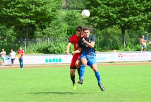 Hoch hinauf auf Platz eins ging’s für den TSV Harthausen/Scher (rote Trikots) am ersten Spieltag  Foto: Kara Foto: Schwarzwälder-Bote