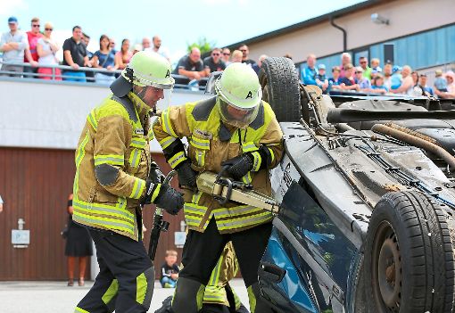 Mit einer Schauübung demonstrierte die Ebhauser Feuerwehr ihre Schlagkraft bei Verkehrsunfällen. Foto: Priestersbach Foto: Schwarzwälder-Bote