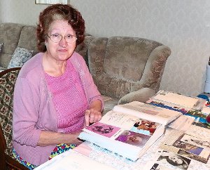 In ihren Alben hat Gisela Schlüter mehrere Tausend Autogramme und Autographen gesammelt. Foto: Bechtle