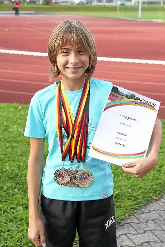 Nathalie Stummer vom TV Sulz (W11) strahlt über zweimal Gold, einmal Silber und einmal Bronze. Foto: Schunck Foto: Schwarzwälder-Bote