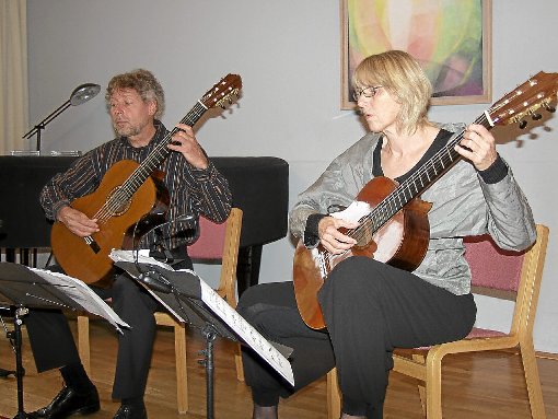 Mit Gitarren, gebaut nach spanischem Vorbild, traten Birgit Zacharias und Helmut Rauscher auf. Foto: Frommann Foto: Schwarzwälder-Bote