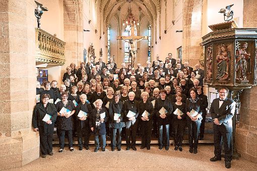 Dirigiert von Wolfgang Ehni (rechts) singt die evangelische Kantorei. Foto: Veranstalter Foto: Schwarzwälder-Bote