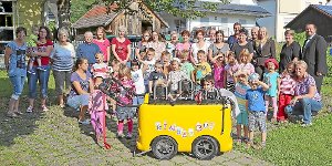 Der Mühlener Kindergarten Krümelburg stellte gestern seinen neuen  Kinderbus vor, ein Krippenausflugswagen, der vielfältig einsetzbar ist. Foto: Tischbein Foto: Schwarzwälder-Bote