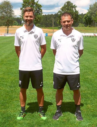 Peter Leopold (rechts) und Felix Hodrus (Co-Trainer) sind die verantwortlichen Übungsleiter beim Landesligisten VfB Bösingen. Foto: Neff