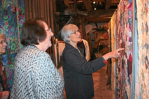 Inge Schmidt (rechts) erklärt einer Besucherin die Entstehung ihres Crazy Quilts. Foto: Tröger Foto: Schwarzwälder-Bote