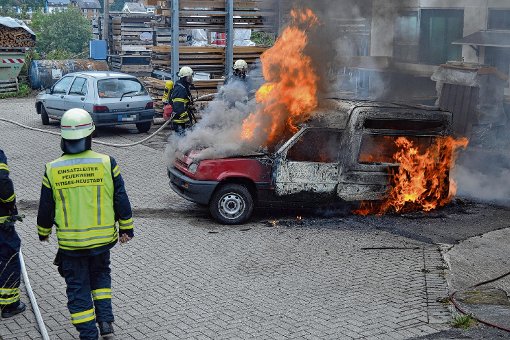Ein Mann und eine Frau werden verletzt, als sie am Mittwoch versuchen, ein brennendes Auto im Gewerbegebiet Bildstöckle in Titisee-Neustadt zu löschen.   Foto: Kamera24.TV Foto: Schwarzwälder-Bote