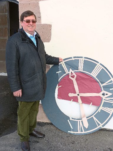 Nach 70 Jahren wird es in Neukirch wieder eine Turmuhr geben. Unser Bild zeigt Pfarrer Paul Demmelmair mit einem Papp-Muster der künftigen Zifferblätter, die jeweils einen Durchmesser von 1,20 Meter haben werden. Foto: Schwarzwälder-Bote