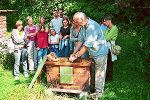 Ein Imker zeigt Besuchern der Fischermühle seine Bienen. Foto: Mellifera Foto: Schwarzwälder-Bote