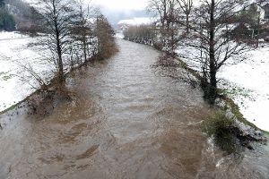 Die Fluten der Kinzig könnten laut Hochwasserwarnung an diesem Wochenende rapide steigen. Auch bei Halbmeil könnte sie sich wie hier 2010 in einen reißenden Strom verwandeln.  Foto: Gräff Foto: Schwarzwälder-Bote