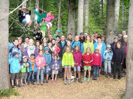 Mehr als 50 Teilnehmer folgen der Einladung des Albvereins Bösingen in den Losburger Zauberwald. Foto: Albverein Foto: Schwarzwälder-Bote