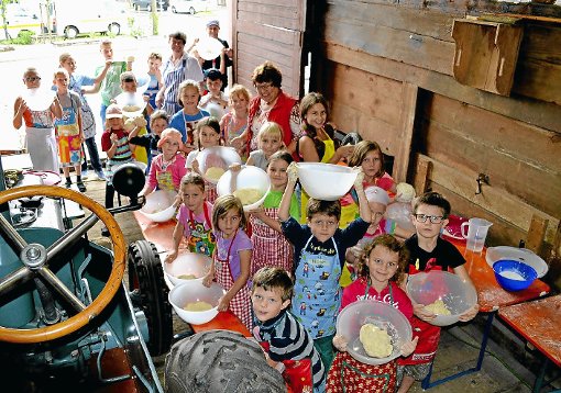 Klasse, so ein selbst gebackenes Brot: Die jungen Bäcker waren  im Bräunlinger Kelnhofmuseum eifrig bei der Sache.    Foto: Kropfreiter Foto: Schwarzwälder-Bote