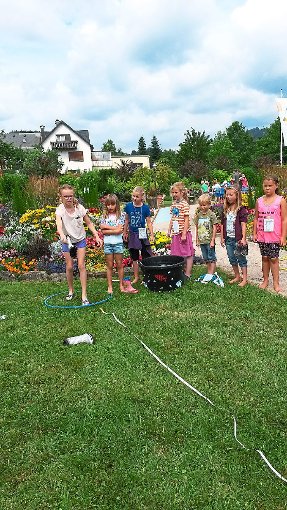Ein Anziehungspunkt für die Kinder war das Gummistiefelweitwerfen.  Foto: Müller Foto: Schwarzwälder-Bote