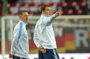 Torwart Manuel Neuer (rechts) trainiert wieder mit der Mannschaft. Foto: dpa