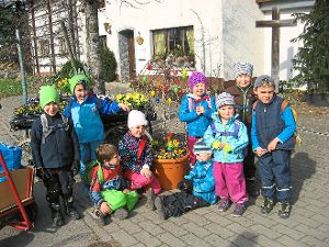 Kinder aus Hubertshofen pflanzten verschiedenste Gemüsesamen.  Foto: Matuschke Foto: Schwarzwälder-Bote