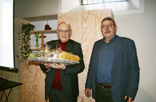 Hans Schanz bedankt sich bei Volker Kauder mit einem Vöhringer Vesperbrett. Foto: Vögele