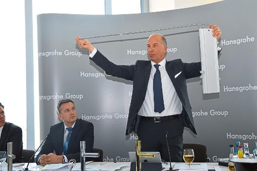 Thorsten Klapproth (rechts), Vorstandsvorsitzender von Hansgrohe zeigt Produktneuheiten. Links im Bild: Finanzchef Udo Kraus.  Foto: Fritsche
