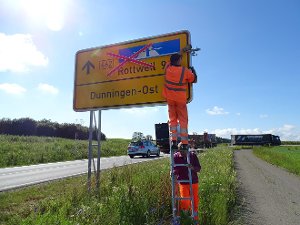 Zum Schutz der Bauarbeiter am Hochwald müssen die Autofahrer seit Montag einen Umweg über Dunningen und Lackendorf in Kauf nehmen. Foto: Schönfelder