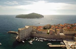 Beliebtes Urlaubsziel ist die Küste Kroatiens wie hier die Altstadt von Dubrovnik. Noch steigen die Besucherzahlen – aber ebenso  die Preise. Touristik-Experten warnen vor dem Schielen auf den schnellen Profit. Foto: IMAGO/Pixsell/IMAGO/Luka Stanzl/PIXSELL