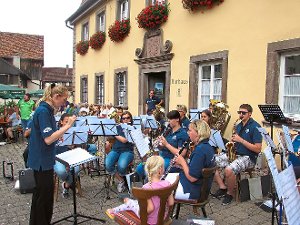 Die Musikkapelle unterhält beim Konzert vor dem Rathaus die Besucher mit schwungvollen Rhythmen. Foto: Reinauer Foto: Schwarzwälder-Bote