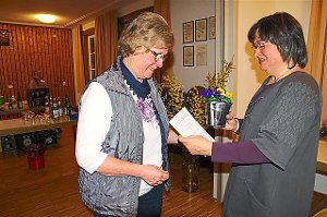 Gisela Burkhardt (links) ist seit   40   Jahren Vereinsmitglied. Susanne Wolf-Salzer überreichte ihr den Dankesgruß.    Foto: AGSDM Foto: Schwarzwälder-Bote