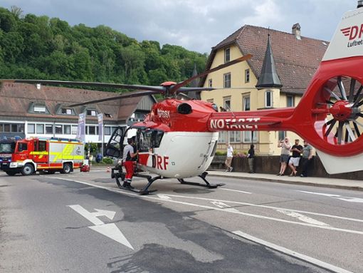 Der Rettungshelikopter landete mitten auf der Brücke.  Foto: Vidovic