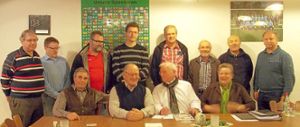 Robert Nübel (vorn, helles Hemd) mit den Vertretern der Fachverbände beim Meinungsaustausch.  Foto: Liebehenschel Foto: Schwarzwälder-Bote