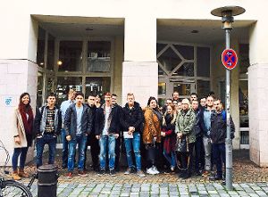Eine Exkursion nach Tübingen machten Schüler der Gewerblichen und Hauswirtschaftlichen Schule Horb mit ihren Lehrern. In der Stadtbücherei wurde ihnen einiges über die Literaturrecherche erklärt.  Foto: Schule Foto: Schwarzwälder-Bote