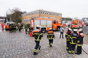 Nach Angaben von Feuerwehr und Polizei blieben alle 15 Bewohner der Container in Hamburg unverletzt. Foto: dpa
