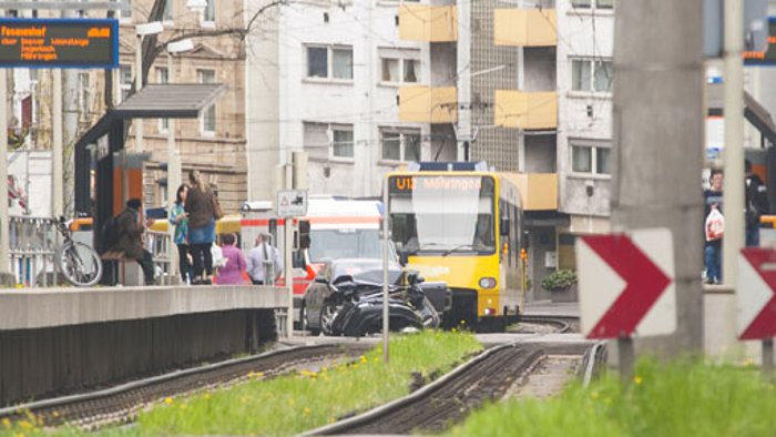Auto in Gleisbett blockiert Stadtbahnen