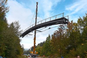 Das für Fußgänger und Radfahrer nutzbare Brückenbauwerk überspannt die K 5712 im Bereich der Hirschhalde.   Foto: Kaletta