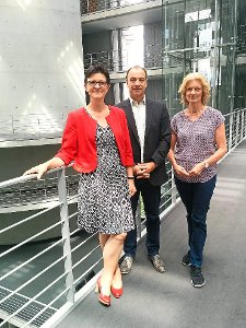 Saskia Esken (links) mit den Bürgermeistern Volker Schuler (Ebhausen) und Petra Nych (Enzklösterle). Foto: Schwarzwälder-Bote