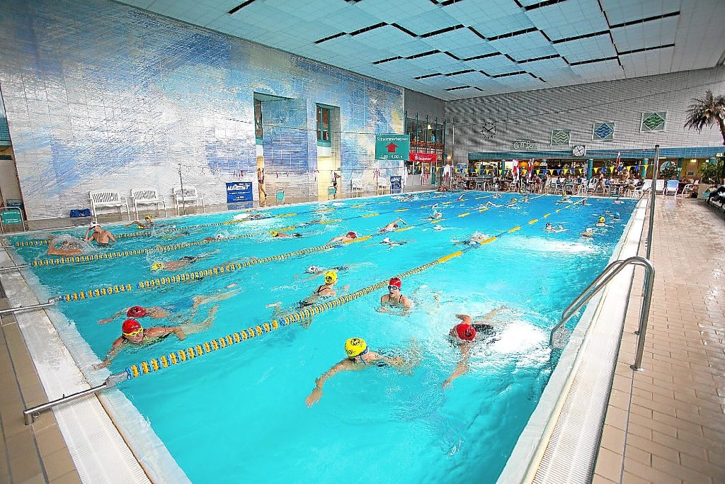 Hochbetrieb herrschte im Schwimmbecken im Rottweiler Aquasol während des 24-Stunden-Schwimmens des TSV Rottweil. Foto: Schneider
