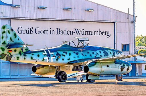 Dieses Flugzeug in Camouflage-Lackierung sorgte  am Donnerstagvormittag auf dem Lahrer Flugplatz für großes Aufsehen. Foto: Bildstein